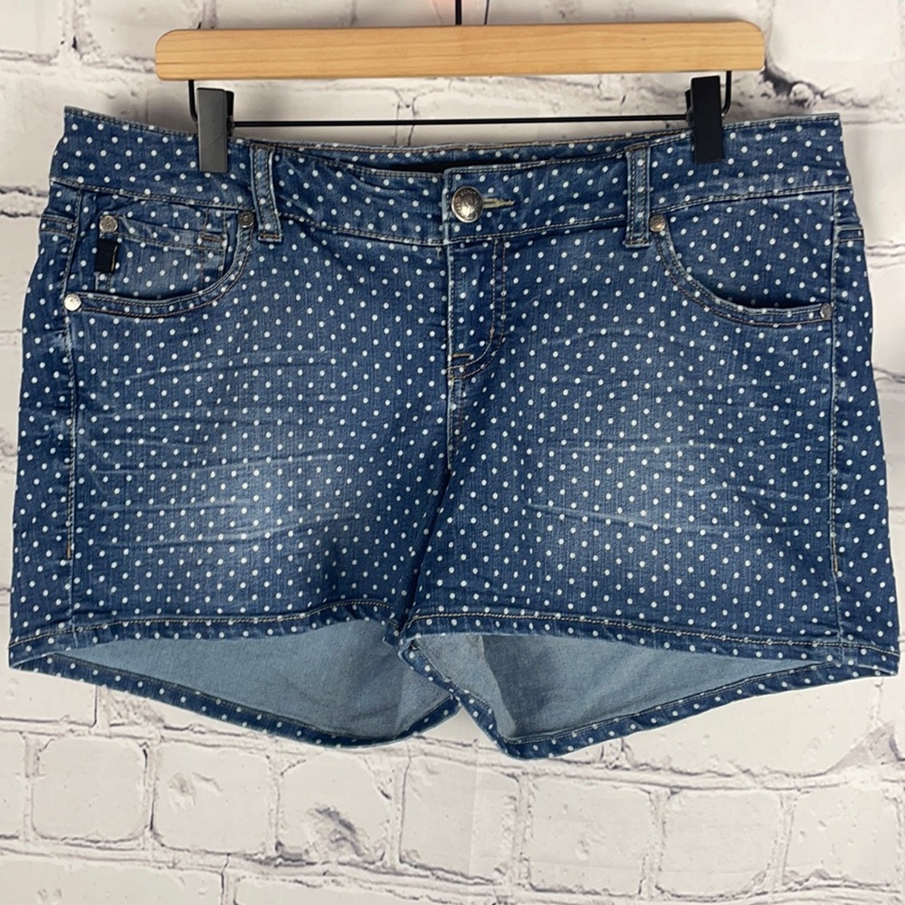 NWOT TORRID Dot Pattern Dark Jean Shorts Sz 14